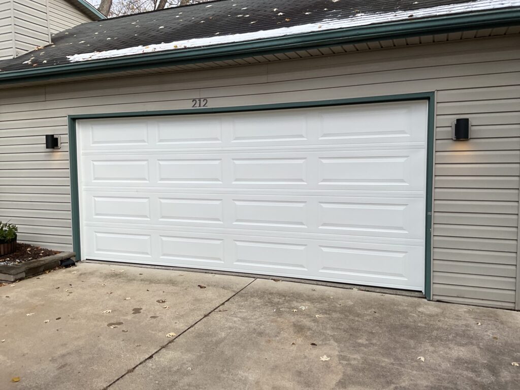 Lincoln 1000 - Classic White Panel Garage Door